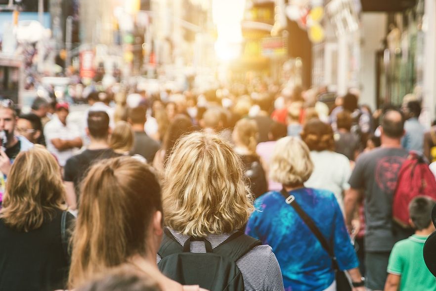 Einkaufsstra&szlig;e mit sehr vielen Menschen