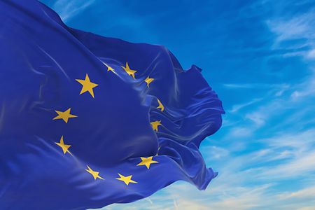 Europa-Flagge vor Himmel