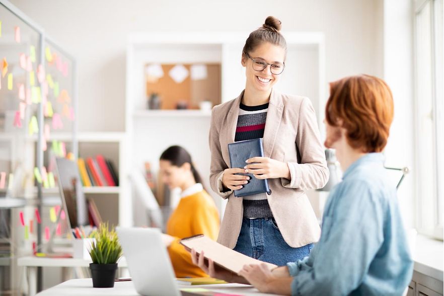 Frau mit Mann im Gespr&auml;ch in einem B&uuml;ro