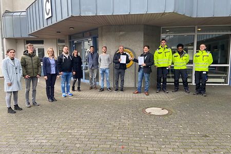 zw&ouml;lf Personen vor dem Martinus-Gymnasium in Linz