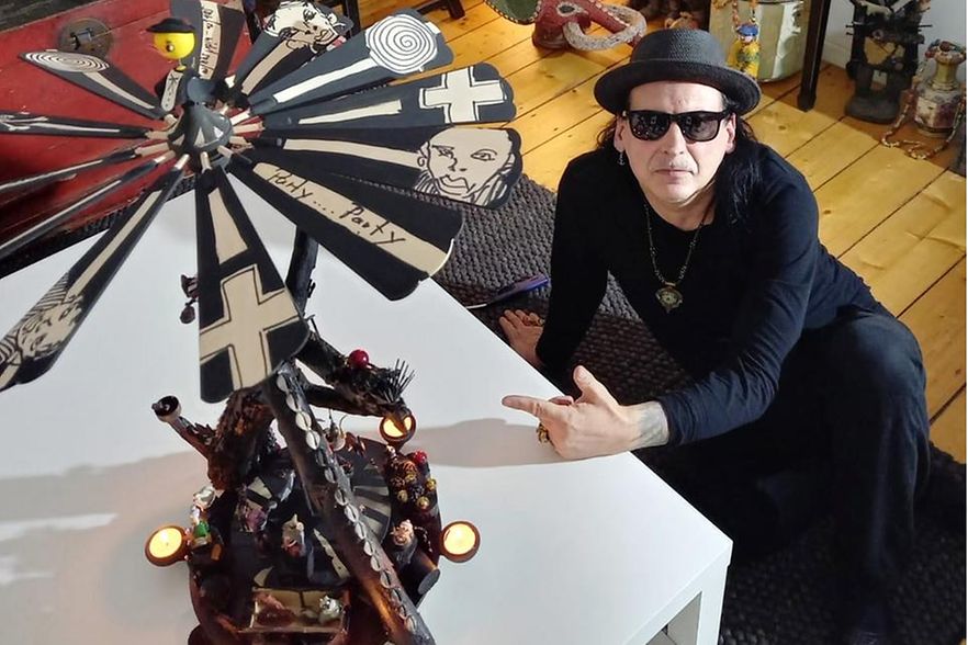 Mann sitzend mit Pyramide