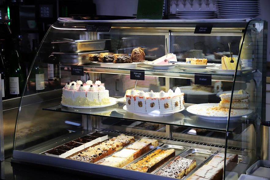 Gro&szlig;e Auswahl an der Kuchentheke.