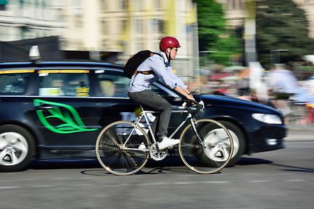 Auto und Rad im Stra&szlig;enverkehr