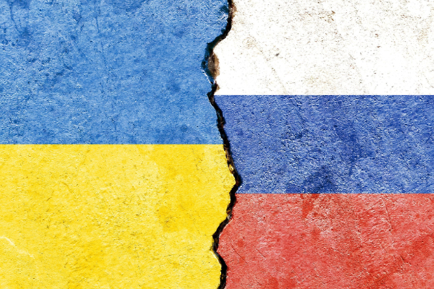 Ukraine- und Russlandflagge mit Riss zwischendrin