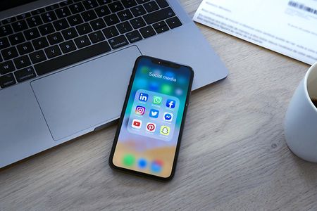 Handy mit Social Media Accounts