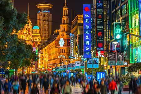 Belebte Einkaufsstra&szlig;e Nanjing Road in Shanghai, China