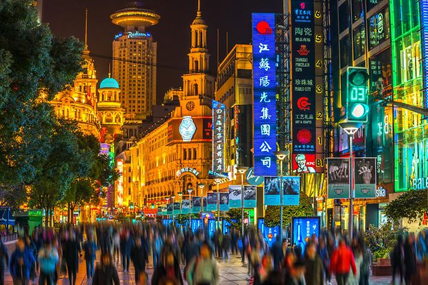 Belebte Einkaufsstra&szlig;e Nanjing Road in Shanghai, China