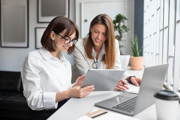Zwei Frauen besprechen einen Sachverhalt auf dem Tablet. 