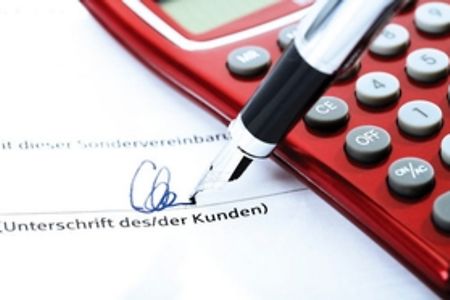 Vertragsunterschrift mit F&uuml;llfederhalter und Taschenrechner