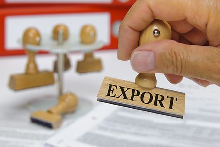 Hand, die Export-Stempel aus Holz in der Hand h&auml;lt