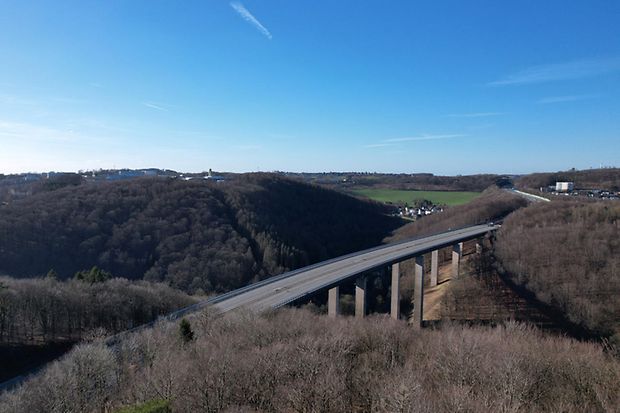 Luftaufnahme der Autobahnbrücke Rahmede