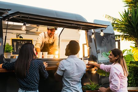 Kunden vor einem Foodtruck.