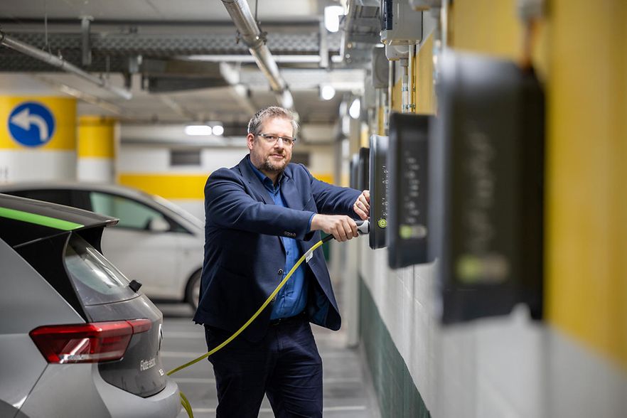Dr. Sascha Hemmen in einem Parkhaus
