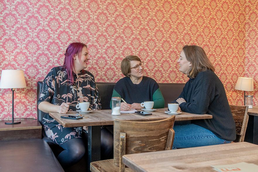 Johannah Illgner mit den Fremd-Format-Inhaberinnen Steffi Gerner und deren Ehefrau Julia