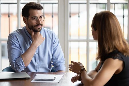 Mann und Frau im Gespr&auml;ch