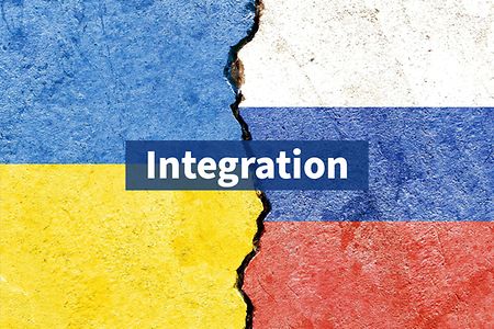 Russland Flagge und Ukraine Flagge mit der Aufschrift Integration