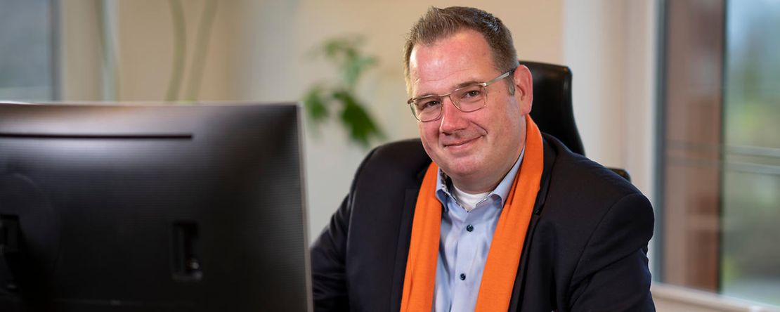 Frank Lauterbach sitzt an seinem Schreibtisch