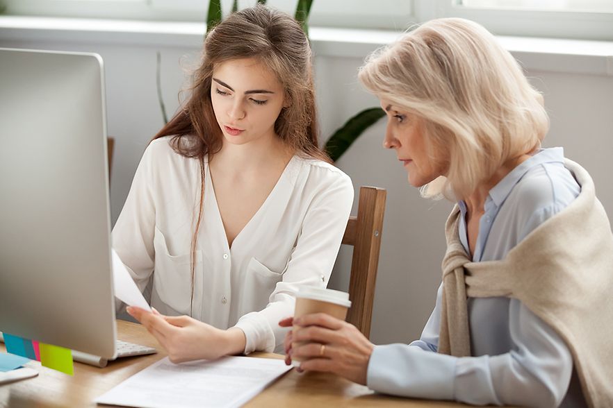 Zwei Frauen schauen auf ein Dokument
