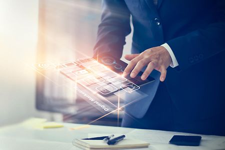 Gesch&auml;ftsmann mit einem Tablet