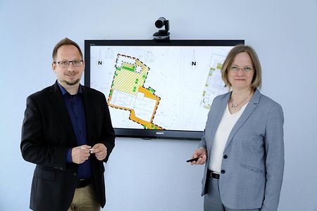 Carola Havekost und Lars Litzkow vor einem Bebauungsplan