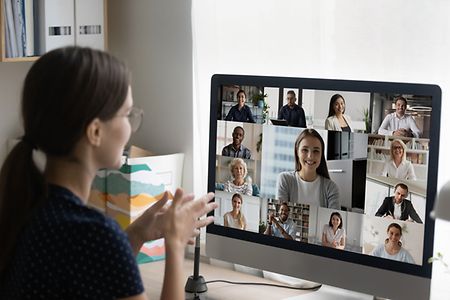 Frau_Onlinemeeting_fizkes_shutterstock_Inet