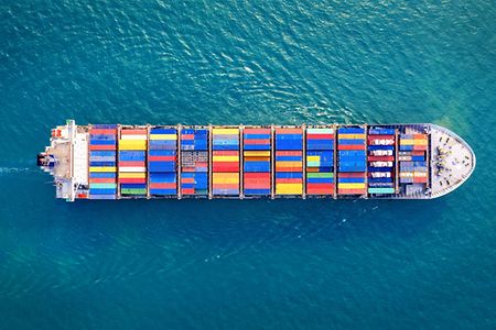 Containerschiff auf See
