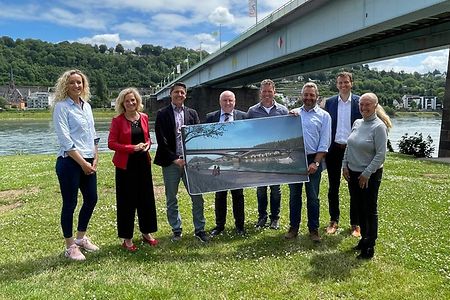 Teilnehmer vor der Pfaffendorfer Br&uuml;cke