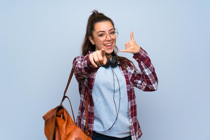 Fr&ouml;hliche junge Frau mit Rucksack