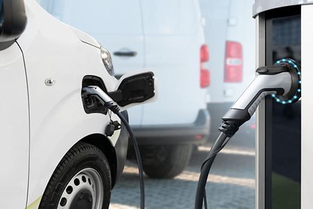 Symbolbild f&uuml;r das elektrische Tanken eines Kleintransporters