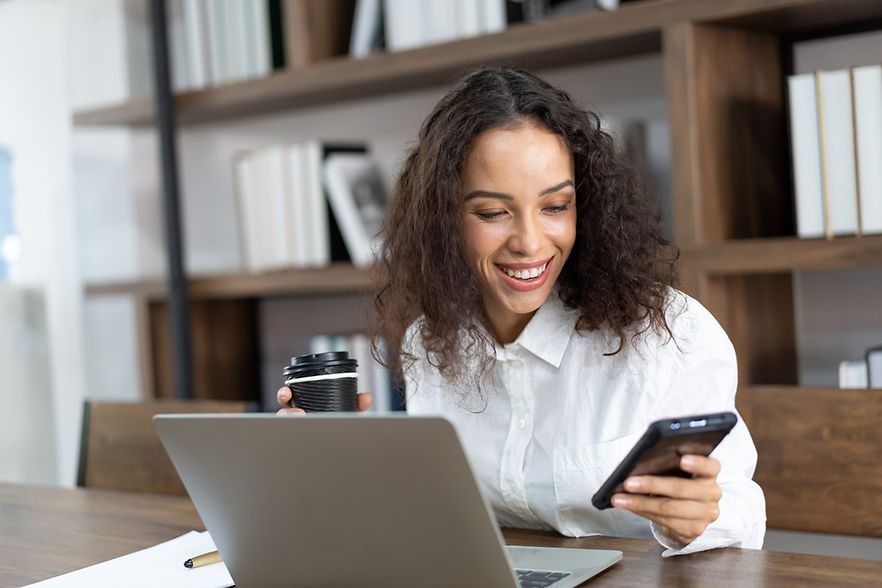 Junge Frau mit Laptop und Handy