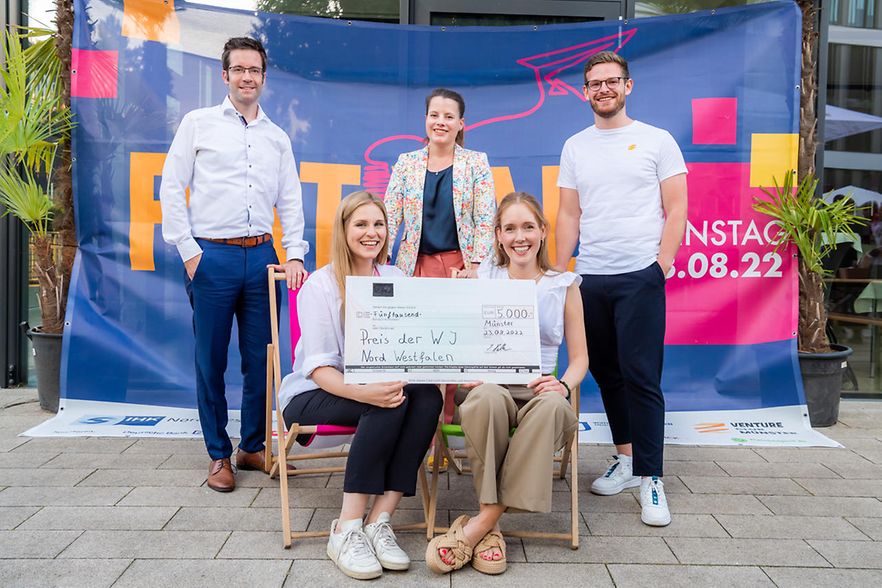 Katrin Fesenmeyer und Alicia Klemm (sitzend von links)