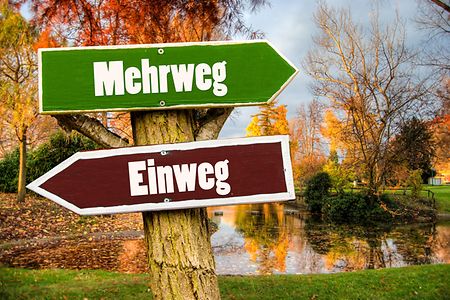 Schilder an einem Baum mit der Beschriftung Einweg und Mehrweg