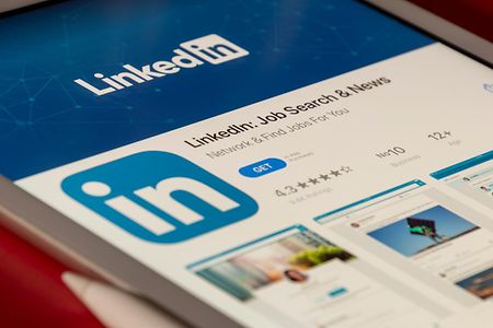 Auf einem Smartphone ist die Linkedin-App sichtbar.