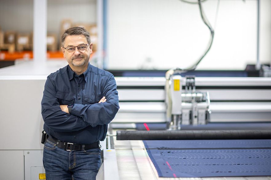 Heiner Guevarra steht in der Produktionshalle von Visolaser.