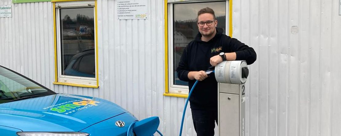 Lukas Schlipf mit seiner Multi Chargepoint Solution smopi&reg; 