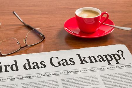 Zeitung auf Schreibtisch - Wird das Gas knapp