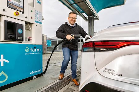 Andr&eacute; Steinau an der Wasserstofftankstelle in Husum
