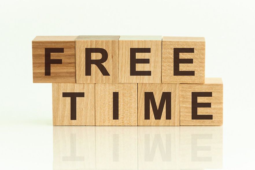 &uuml;bereinanderliegende Holzw&uuml;rfel mit der Aufschrift Freetime