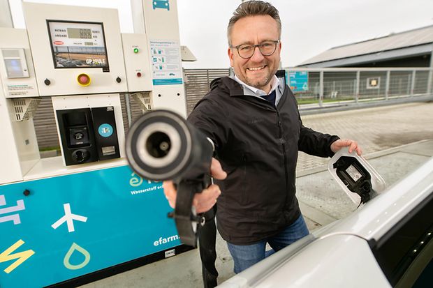 André Steinau tankt an der Wasserstofftankstelle in Husum