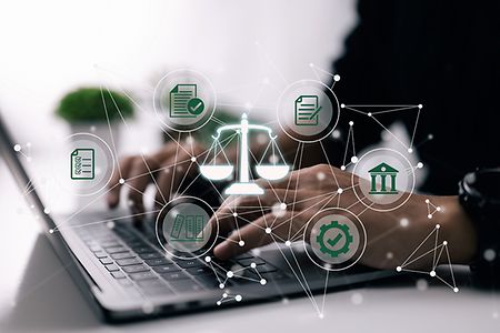 Laptop mit unterschiedlichen juristischen Icons