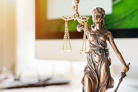 Symbolbild der Justitia als Statue