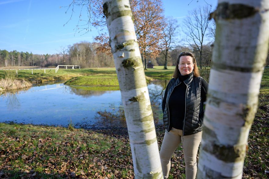 Julia Otoo steht auf dem Turniergel&auml;nde zwischen zwei Birken.