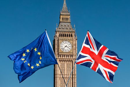 EU Flagge und UK Flagge vor dem Big Ben