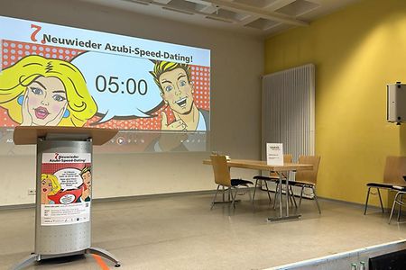 Leinwand auf der B&uuml;hne vom Azubi-Speed-Dating
