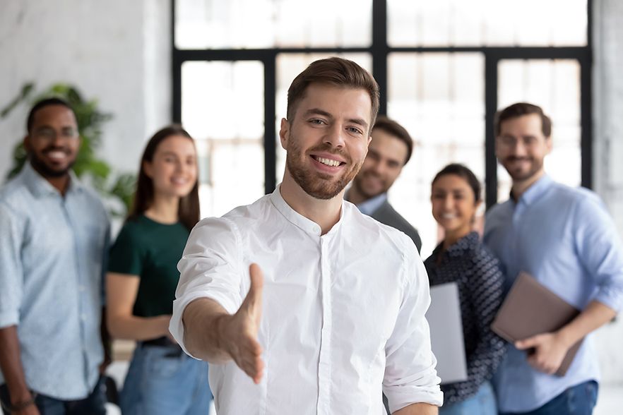 Mann ist bereit zum Handschlag, Begr&uuml;&szlig;ung
