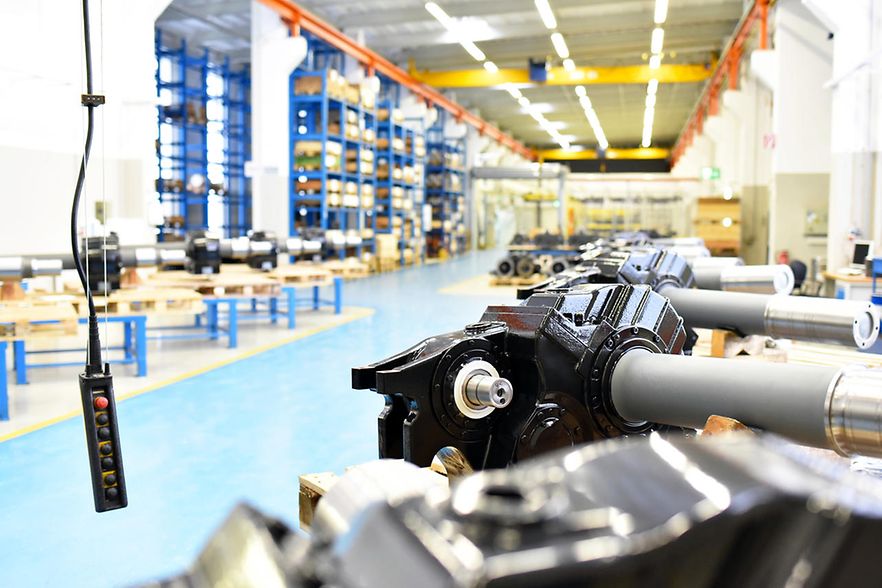 Innenaufnahme einer Industriehalle - fertige Getriebe im Maschinenbau