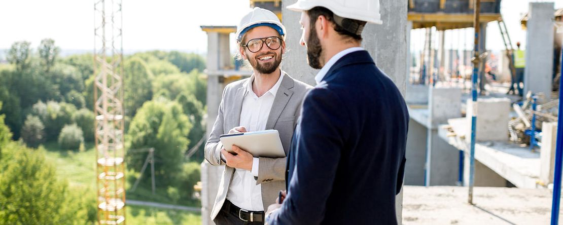 Architekten begutachten Baustelle