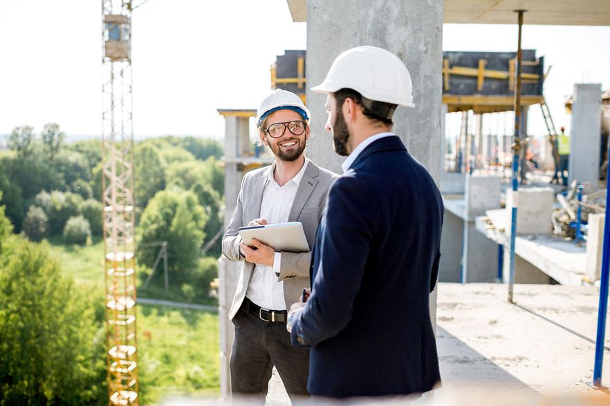 Architekten begutachten Baustelle