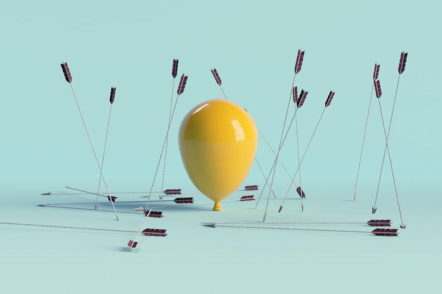 Symbolbild f&uuml;r fehlgeschlagene Versuche. Pfeile neben intaktem Ballon.