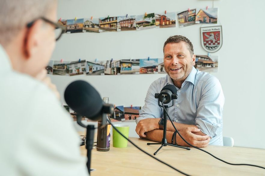 Mehrere Personen sind mit der Aufzeichnung eines Podcasts besch&auml;ftigt.
